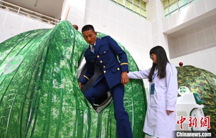 圖為參與完測(cè)試，消防員走出高壓氧倉(cāng)?！≮w朗 攝