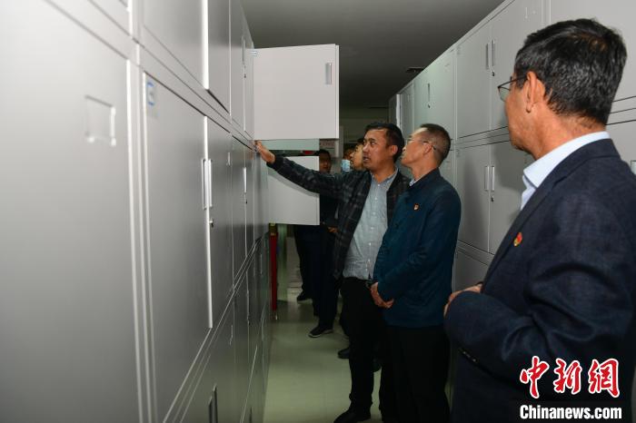 圖為參加西藏三大重點(diǎn)文物保護(hù)維修工程檔案移交進(jìn)館儀式人員參觀拉薩市檔案館?！∝暩聛硭?攝