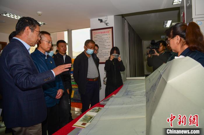 圖為參加西藏三大重點(diǎn)文物保護(hù)維修工程檔案移交進(jìn)館儀式人員參觀布達(dá)拉宮手繪圖紙。　貢嘎來松 攝