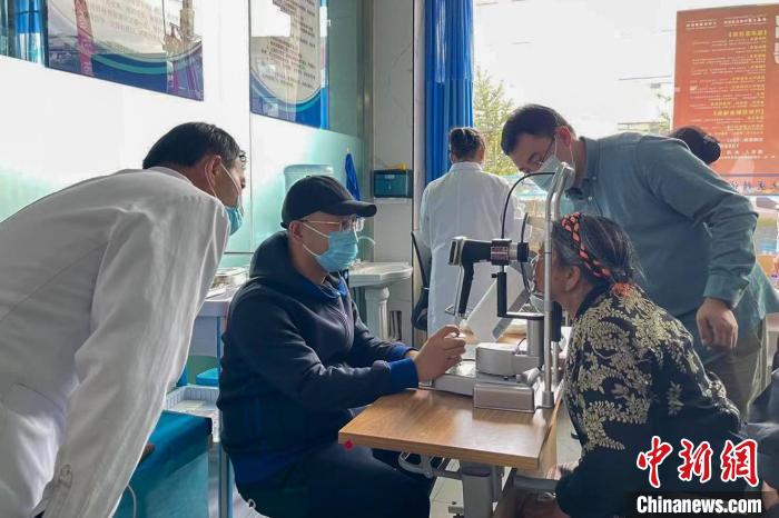 圖為9月10日，專家在日喀則藏康醫(yī)院開展義診活動(dòng)?！×貉喷?攝