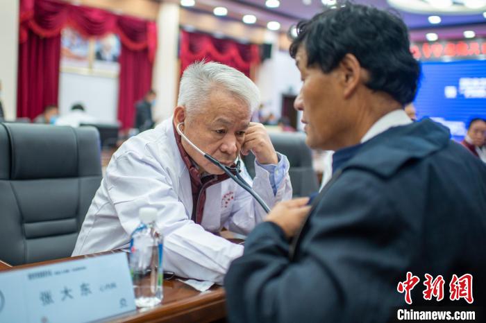 圖為專家團(tuán)隊(duì)在日喀則市開展義診活動(dòng)。　旦增努布 攝