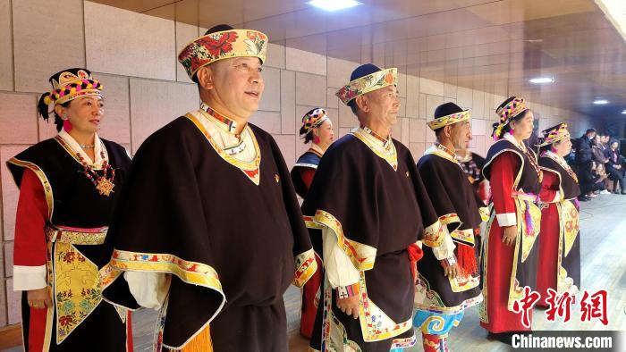 圖為西藏老年舞蹈隊(duì)在后臺準(zhǔn)備上場?！∝暽＠?攝