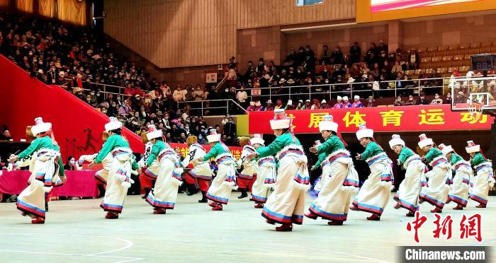 圖為西藏老年舞蹈隊(duì)齊跳傳統(tǒng)鍋莊舞?！∝暽＠?攝