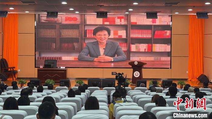 中國數(shù)百名專家學(xué)者齊聚共商西藏“穩(wěn)定、發(fā)展、生態(tài)、強(qiáng)邊”四件大事