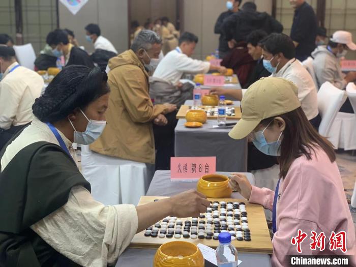 圖為參賽選手正在進(jìn)行藏棋對弈?！≈x牧 攝