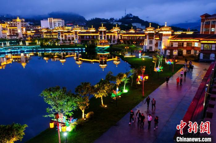 圖為2021年5月18日，西藏自治區(qū)墨脫縣城入夜，昔日的“高原孤島”如今面貌一新。　江飛波 攝