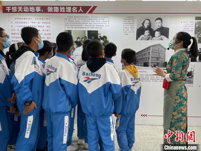 圖為學(xué)生正在聽講解員講解?！≈x牧 攝