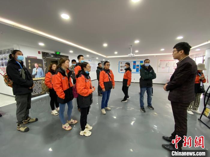 圖為2021瀾湄萬里行中外媒體在昌都新區(qū)采訪?！±罱瓕?攝