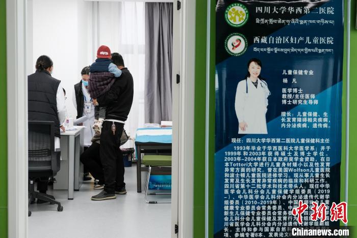 圖為四川大學(xué)華西第二醫(yī)院專家接診?！〗w波 攝