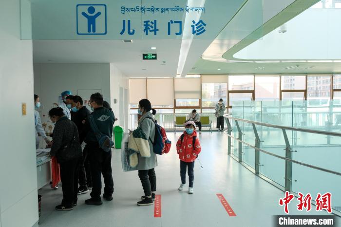 圖為兒科義診接診現(xiàn)場。　江飛波 攝