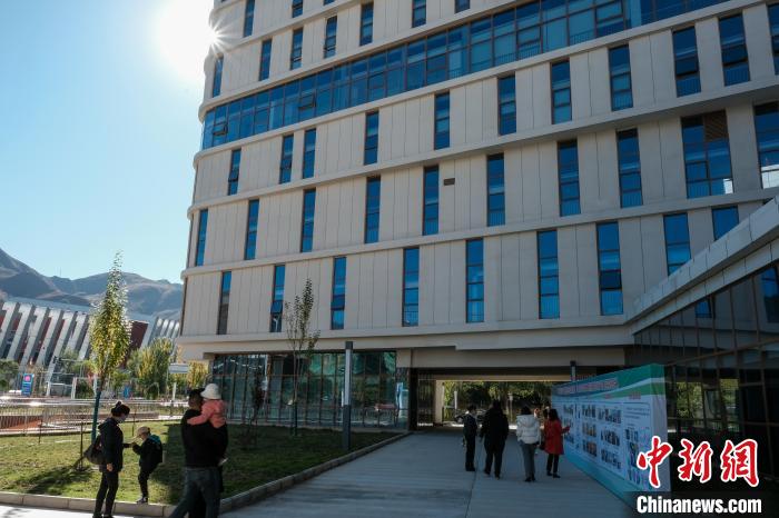 因疫情防控需要，此次義診活動進(jìn)行了人數(shù)限定。圖為西藏民眾帶著孩子到醫(yī)院就診?！〗w波 攝