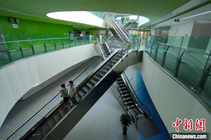 圖為西藏自治區(qū)婦產(chǎn)兒童醫(yī)院內(nèi)景?！〗w波 攝