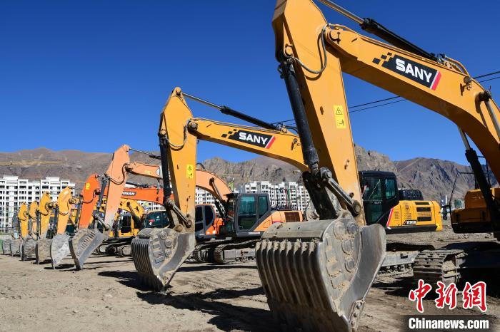 圖為人大附中拉薩學(xué)校開工奠基儀式現(xiàn)場。　貢嘎來松 攝