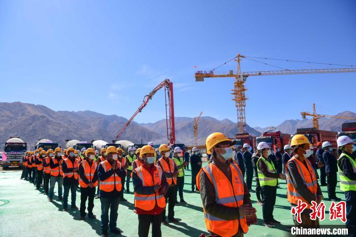 圖為人大附中拉薩學(xué)校開工奠基儀式現(xiàn)場?！∝暩聛硭?攝