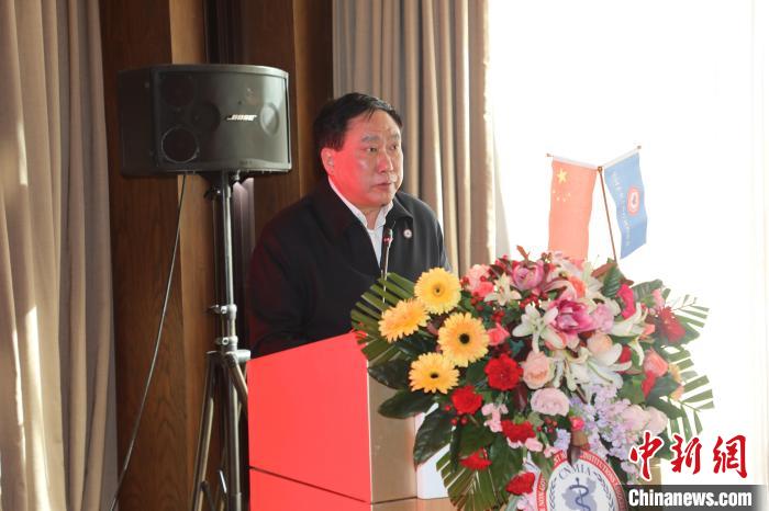 圖為中國(guó)非公立醫(yī)療機(jī)構(gòu)協(xié)會(huì)常務(wù)副會(huì)長(zhǎng)兼秘書(shū)長(zhǎng)郝德明致辭?！№n相澤 攝