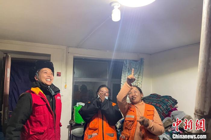 青藏公路109道班接入大網(wǎng)電?！?閆昱翰 　攝