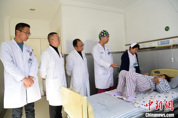 圖為何蔚副主任醫(yī)師(站右二)及團(tuán)隊(duì)術(shù)后指導(dǎo)患者進(jìn)行腰背肌鍛煉?！∝暩聛?lái)松 攝