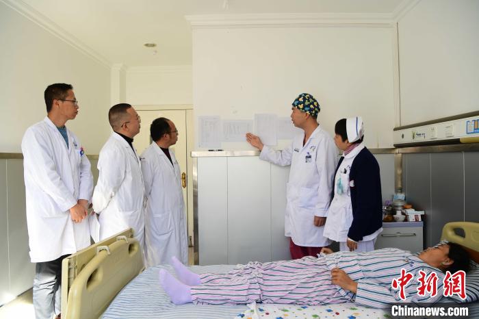 圖為何蔚副主任醫(yī)師(站右二)及團(tuán)隊(duì)術(shù)后對(duì)患者的肌肉訓(xùn)練、蛋白飲食等制定了每半日的康復(fù)計(jì)劃?！∝暩聛?lái)松 攝