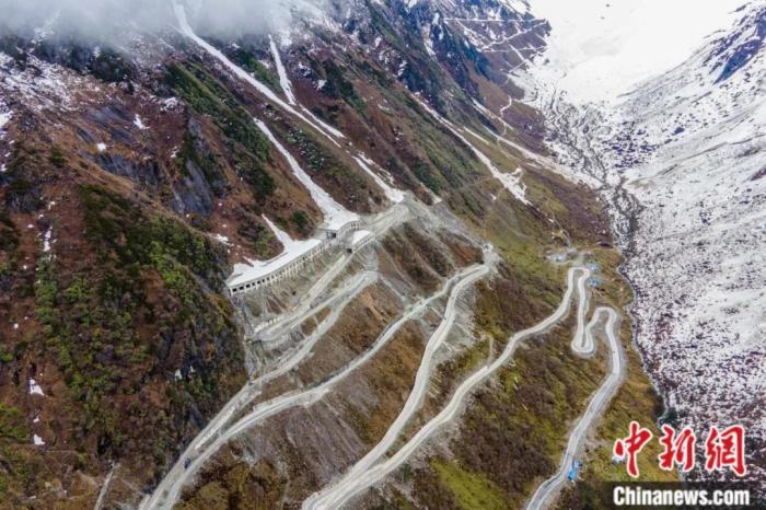 圖為嘎隆拉隧道南段，穿過該隧道后便正式進(jìn)入了墨脫縣范圍。