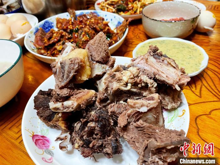 圖為除夕之夜的大餐?！∪轿木?攝