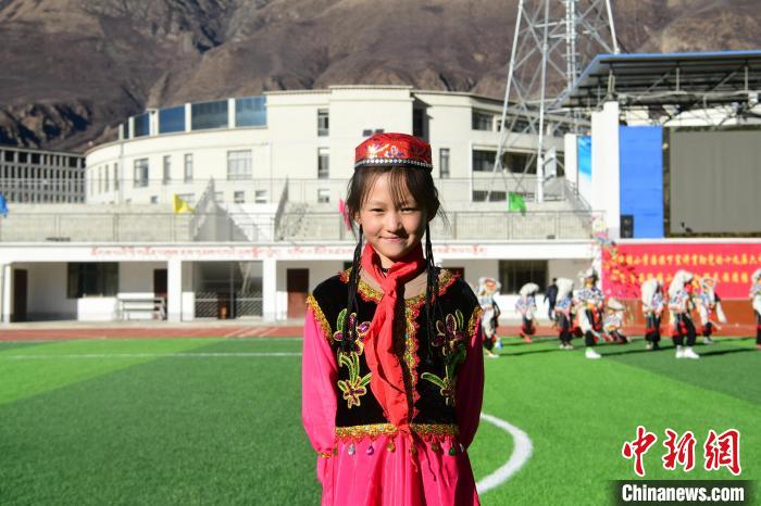 圖為加查縣安繞鎮(zhèn)小學(xué)回族學(xué)生馬萍?！∝暩聛硭?攝