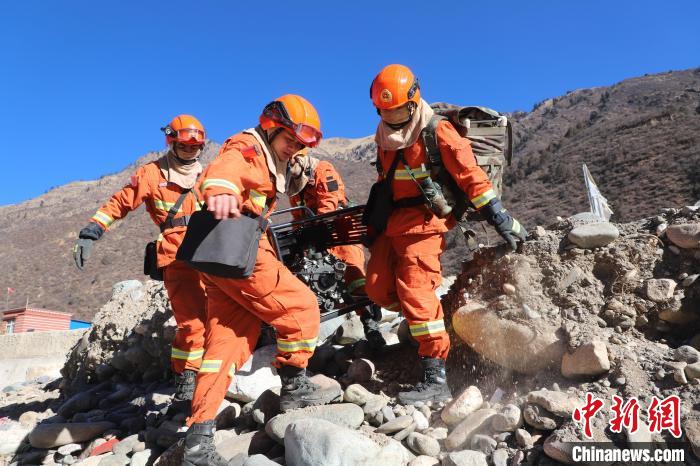 圖為參訓(xùn)消防指戰(zhàn)員密切配合進(jìn)行訓(xùn)練?！〔际猩窒乐ш?duì)江達(dá)縣中隊(duì) 攝
