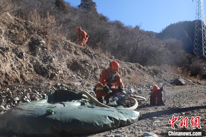 圖為參訓(xùn)消防指戰(zhàn)員架設(shè)蓄水池?！〔际猩窒乐ш?duì)江達(dá)縣中隊(duì) 攝