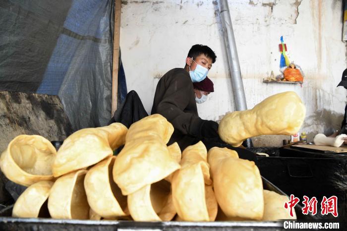 圖為拉薩手藝人制作藏歷新年供品“德卡”?！∝暩聛?lái)松 攝