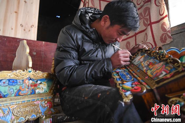 圖為拉薩手藝人制作年貨“切瑪盒”?！∝暩聛?lái)松 攝