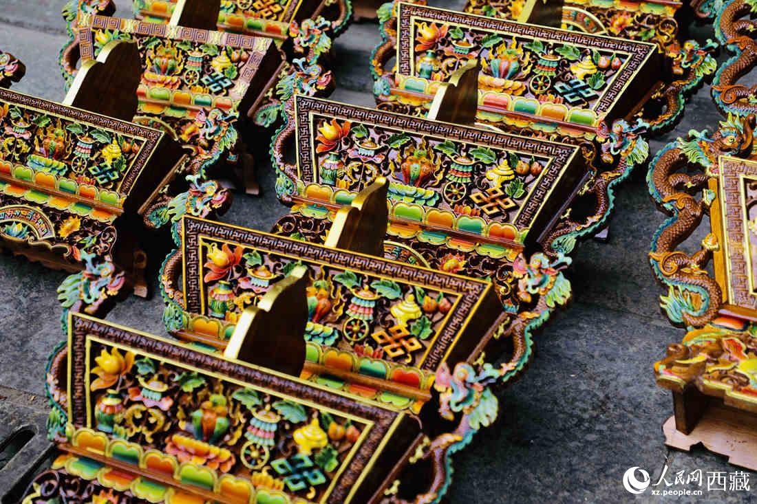 年貨市場上的切瑪盒。（切瑪盒是藏歷新年吉祥物，是在精制斗型木盒中用隔板分開，分別盛入炒麥粒和糌粑，插上“仔卓”，象征著人壽年豐、吉祥如意。）人民網(wǎng) 次仁羅布攝