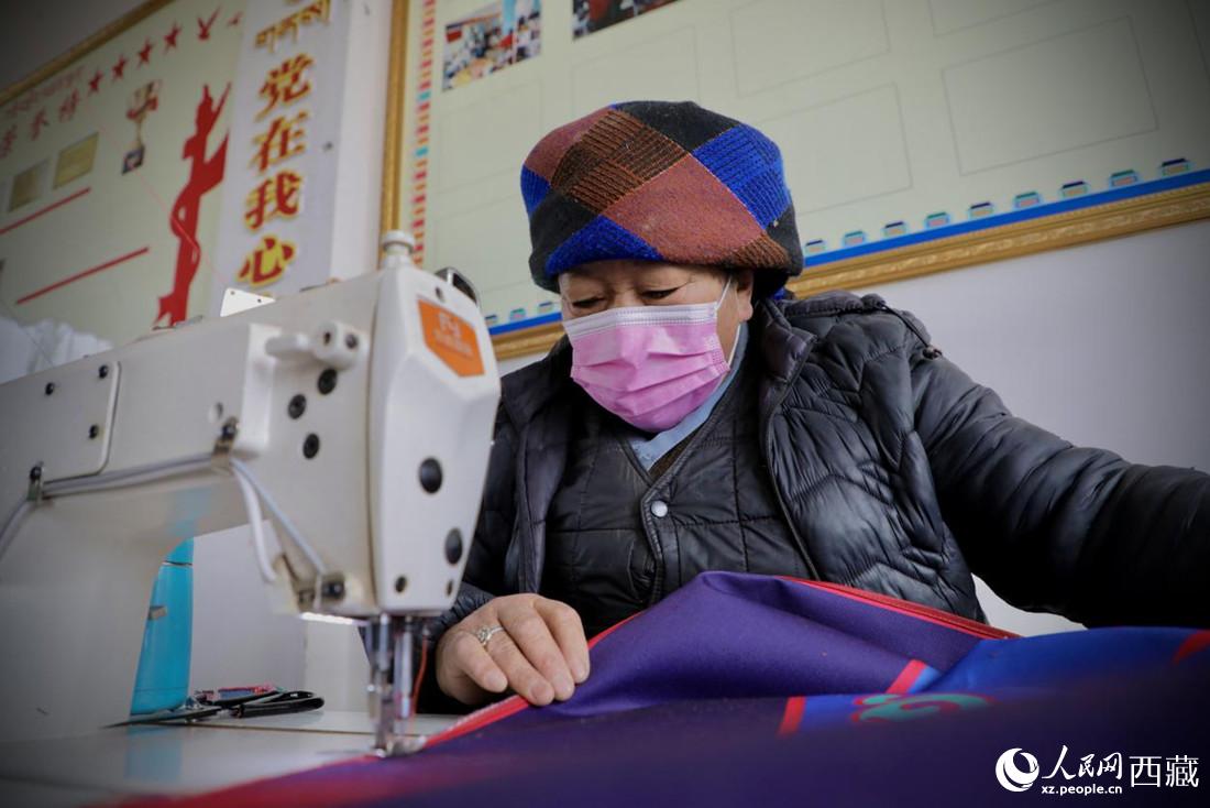 農牧民專業(yè)合作社里的村民正在制作門簾。人民網 次仁羅布攝
