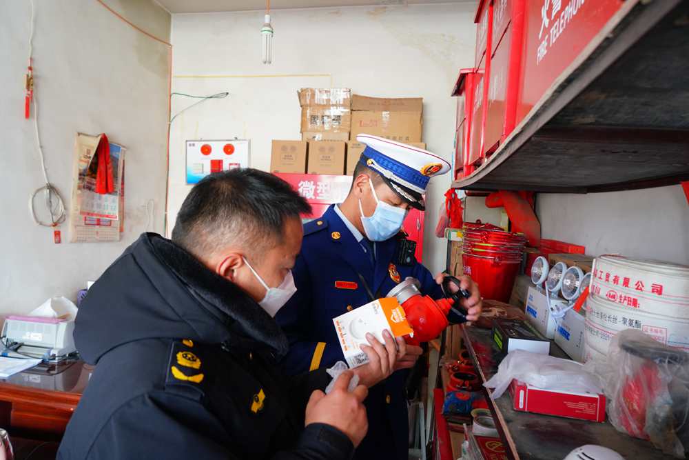 檢查消防器材。圖片由那曲消防提供