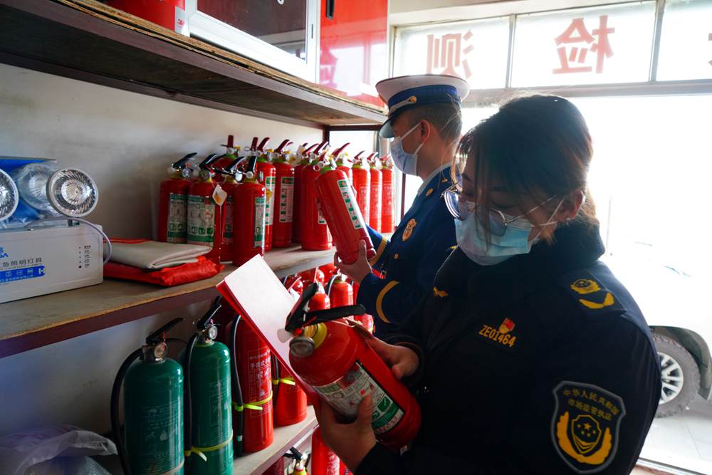 檢查消防器材。圖片由那曲消防提供
