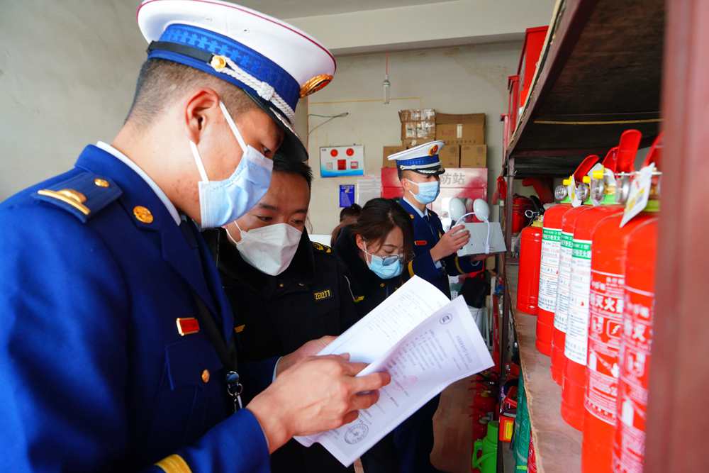 檢查消防器材。圖片由那曲消防提供