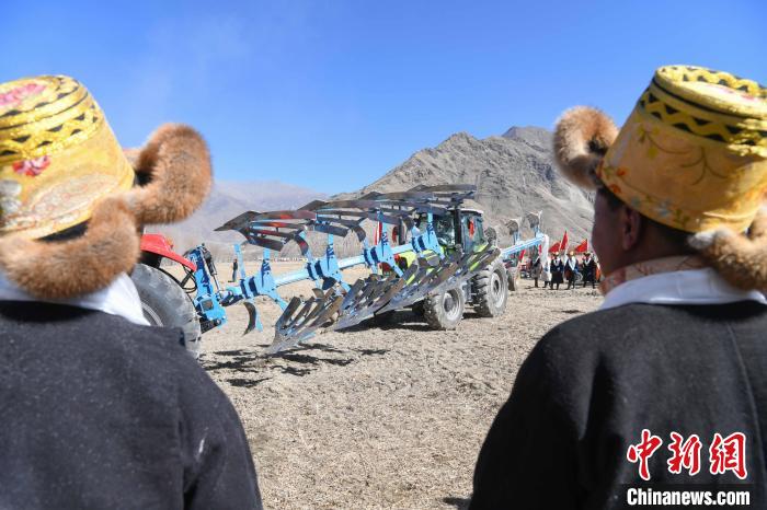 圖為拉薩市曲水縣茶巴朗村春耕儀式現(xiàn)場(chǎng)。　貢嘎來松 攝