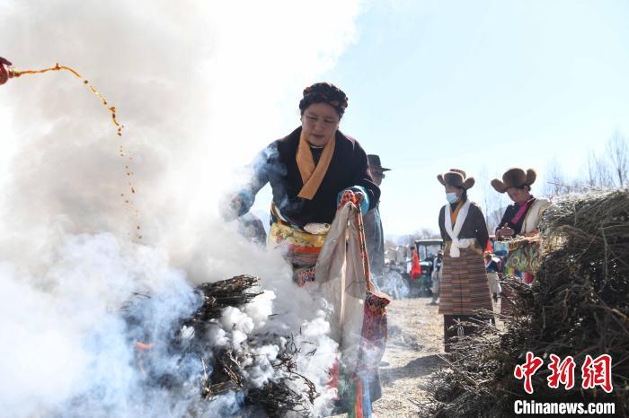 圖為拉薩市曲水縣茶巴朗村村民在春耕儀式前煨桑?！∝暩聛硭?攝