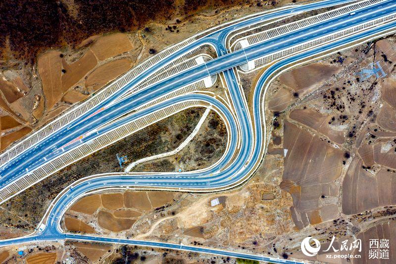 拉林高等級公路。徐馭堯攝