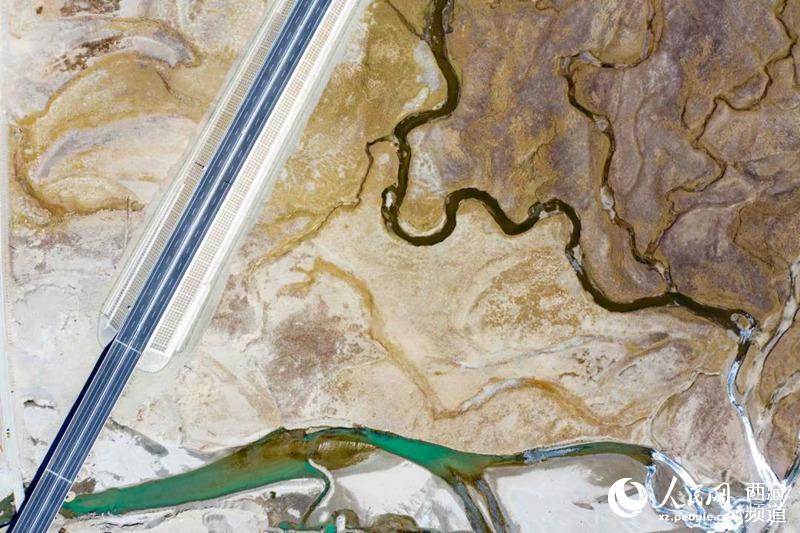 那拉高速公路。徐馭堯攝