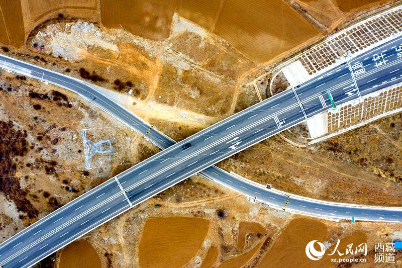 拉林高等級公路。徐馭堯攝