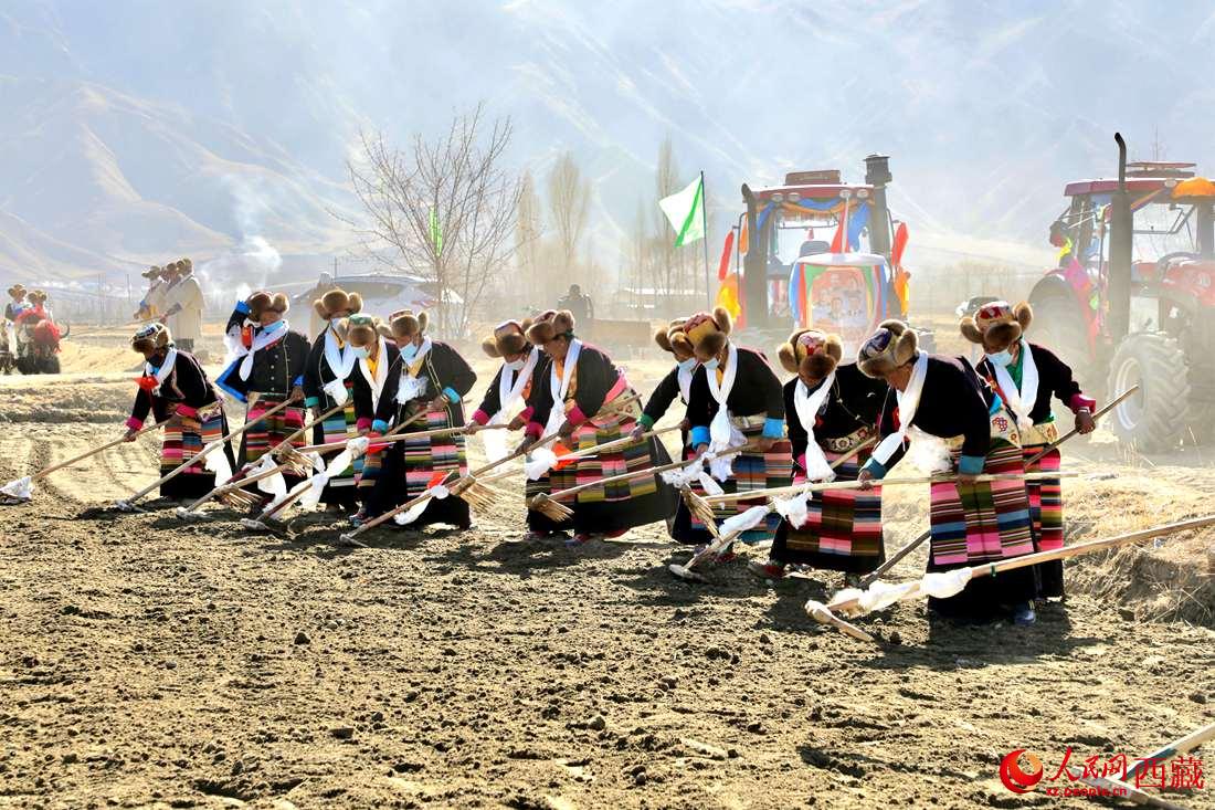 當(dāng)?shù)卮迕裆碇?jié)日盛裝，舉行春耕儀式。人民網(wǎng) 次仁羅布攝