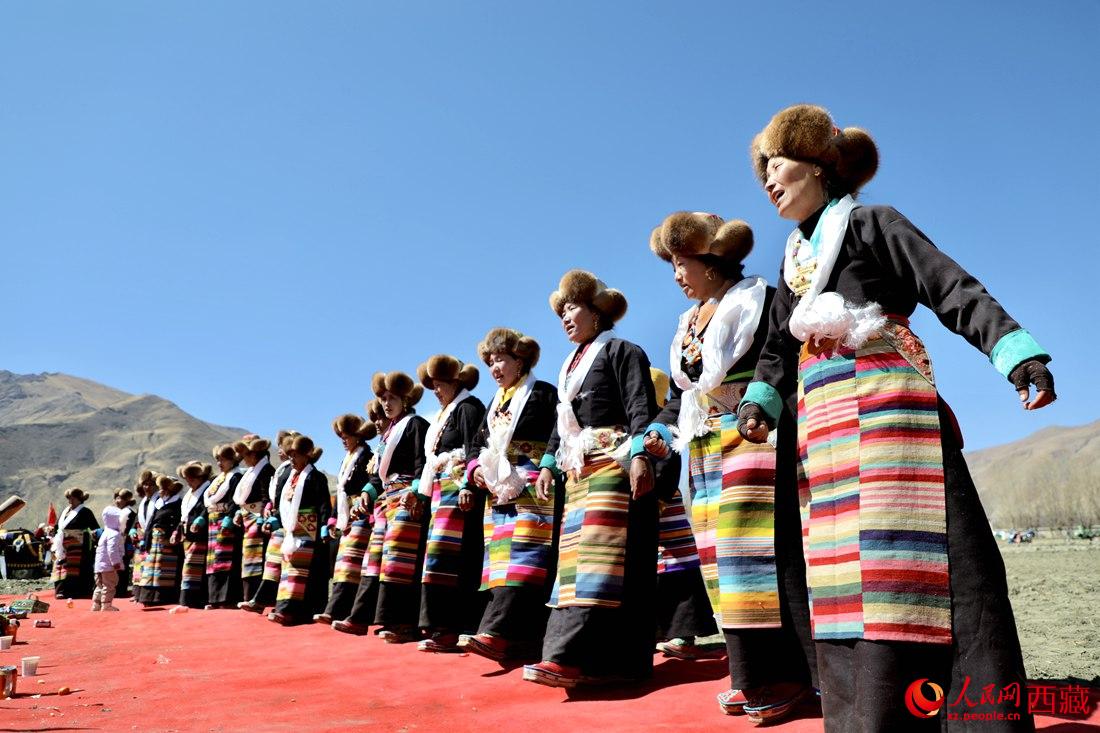 儀式結(jié)束后，農(nóng)田上仍洋溢著喜慶氣氛，村民們邊唱邊跳起了鍋莊舞。人民網(wǎng) 次仁羅布攝