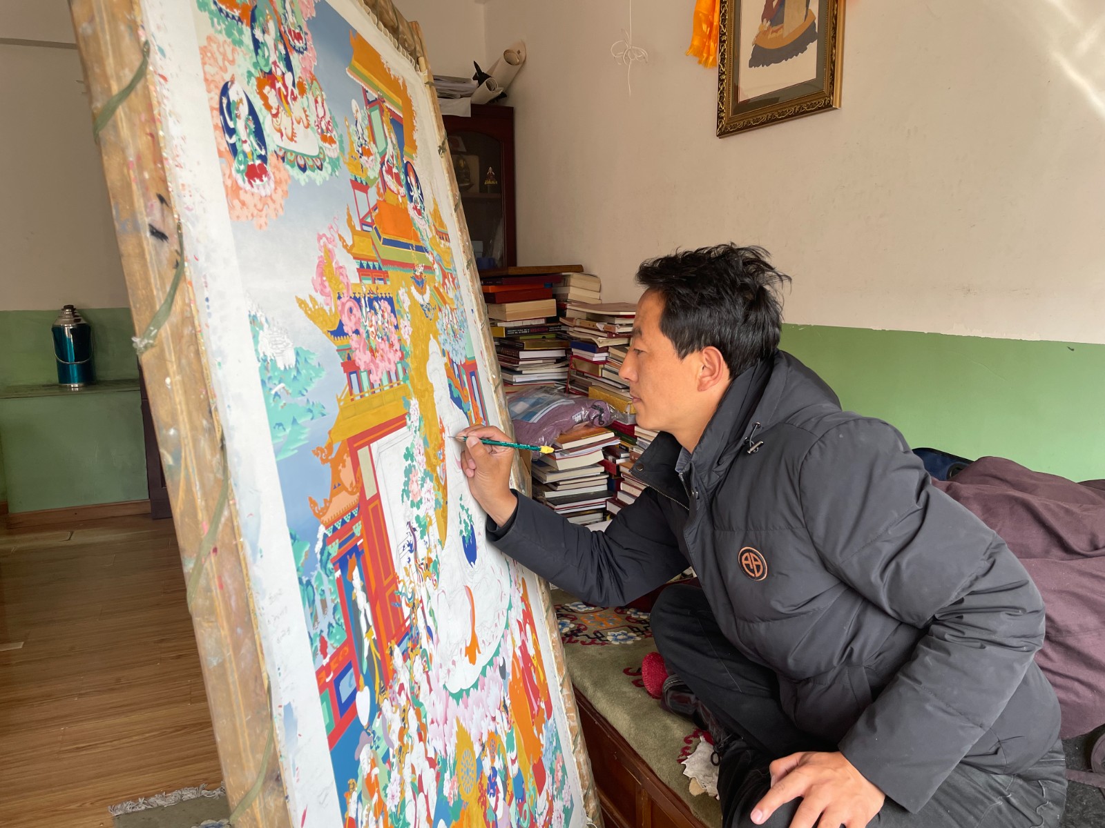 貢覺杰正在繪畫唐卡。1(1815009)-20220318090842.jpg