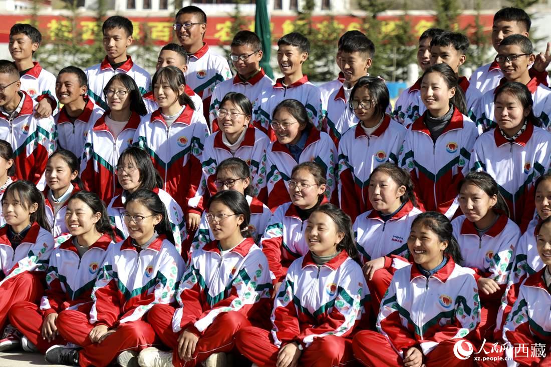 學生代表們合影留念。人民網(wǎng) 次仁羅布攝