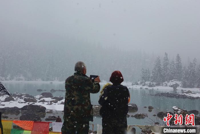 游客欣賞雪中然烏湖?！∪轿木?攝