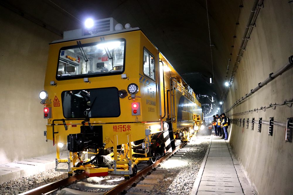 拉林鐵路迎來“大黃蜂”。祁國慶攝