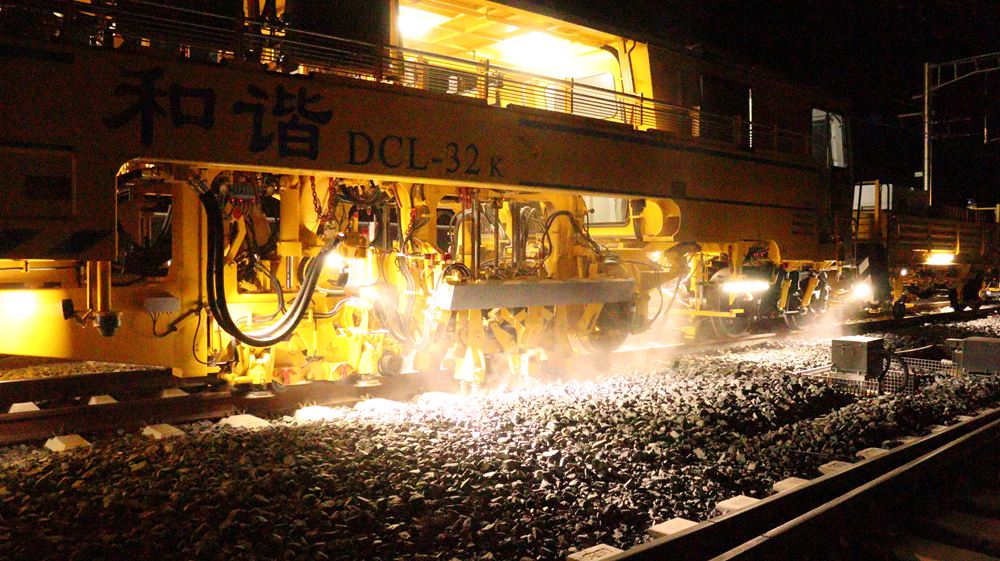 拉林鐵路迎來“大黃蜂”。祁國慶攝