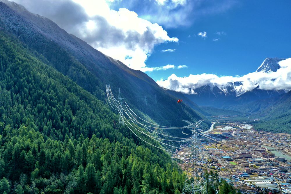 對(duì)波林線進(jìn)行巡視檢查。閆昱翰攝