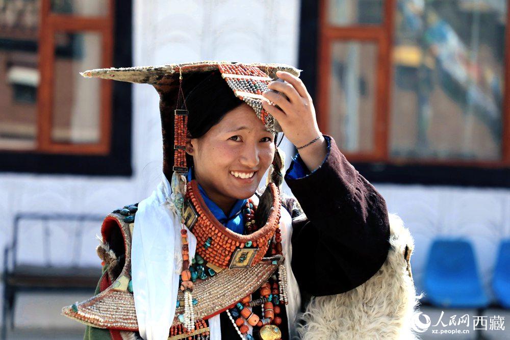 身著“飛天服飾”的普蘭少女。人民網(wǎng) 李海霞攝