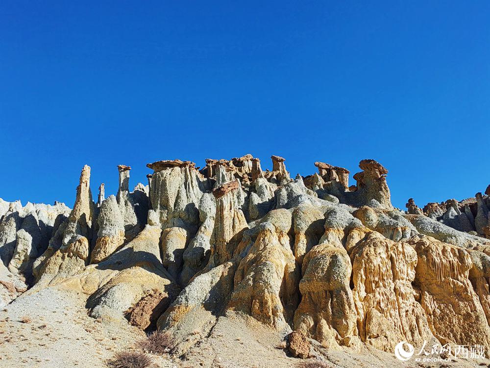 形態(tài)各異的土林。人民網(wǎng) 李海霞攝