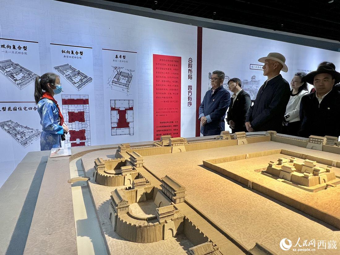 參觀人員認真聆聽講解員的解說。人民網(wǎng) 次仁羅布攝